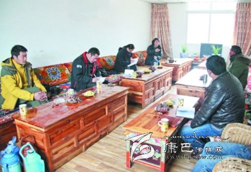 甘孜日報(bào)社扎實(shí)開展教育實(shí)踐活動(dòng)掠影