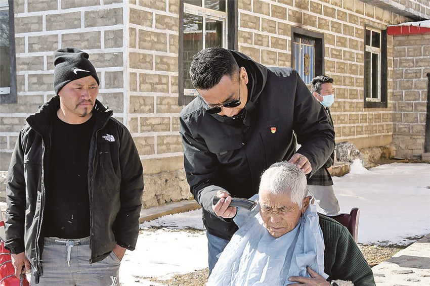 黨員給覺(jué)塔.jpg 黨員給覺(jué)塔.jpg