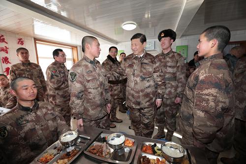 2014年1月26日中午，習(xí)近平來到連隊(duì)食堂，同戰(zhàn)士們一起用餐。新華社記者 李剛 攝